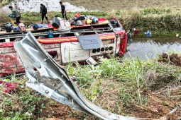 Lật xe khách, 11 người bị thương ở Sơn La: Tài xế khai do buồn ngủ