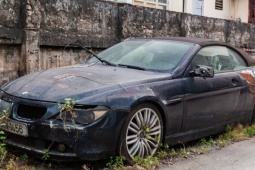 Xe sang BMW Alpina B6 giá hơn 5 tỷ rỉ sét, bỏ hoang nhiều năm ở ngõ phố Hà Nội