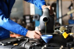 Nhiều người đang thay dầu sai cách cho xe ô tô mới