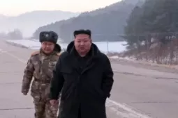 Chủ tịch Kim Jong Un thị sát Triều Tiên tập trận với tên lửa siêu vượt âm