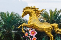 Linh vật ngựa vàng Tết Bính Ngọ đầu tiên tại sân bay Đà Nẵng