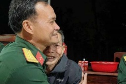 Xúc động khoảnh khắc chia tay không nỡ rời xa của người dân vùng lũ Đắk Lắk và những người lính