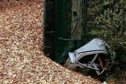 Xe đầu kéo đè bẹp ôtô, ba người thoát chết