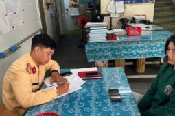 CSGT TPHCM tịch thu SH biển số 60C1-567.89 vì người lái buông hai tay