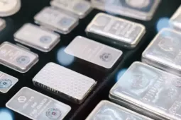 Giá bạc tăng hơn 160% trong 1 năm: Kênh trú ẩn an toàn?