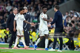 Vinicius lại thái độ khi bị HLV Alonso thay ra, sân Bernabeu la ó siêu sao Real