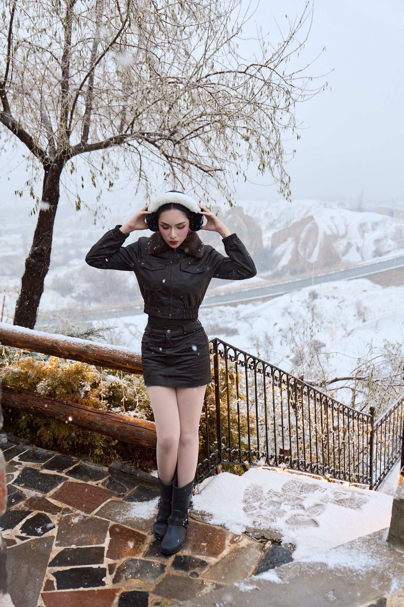 Hương Giang đón năm mới ở Thổ Nhĩ Kỳ cùng bạn trai. Hoa hậu lên đồ ấm áp nhưng vẫn tôn dáng khi chụp hình giữa trời tuyết. Để giữ ấm cho đôi chân, cô mặc quần tất dày màu nude, phù hợp với váy ngắn.