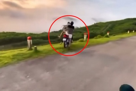 Clip: Dở khóc dở cười hai thanh niên bốc đầu xe, lao thẳng xuống “đồng cỏ xanh”