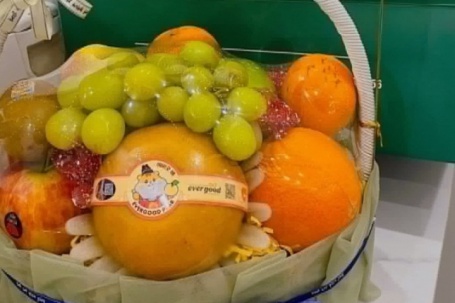 Giỏ quà đầu năm của thông gia giàu khiến gia đình nghèo 'trút bỏ gánh nặng'