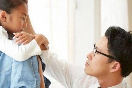 Một hành động của trẻ khiến nhiều cha mẹ lầm tưởng là EQ cao, thực chất chỉ là 'khôn vặt'