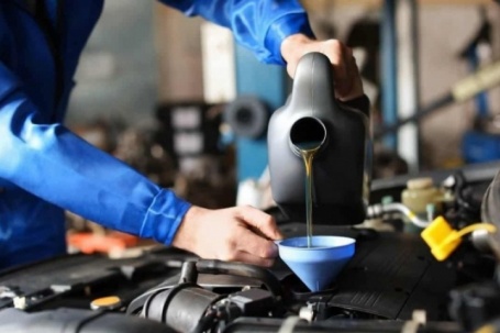 Nhiều người đang thay dầu sai cách cho xe ô tô mới