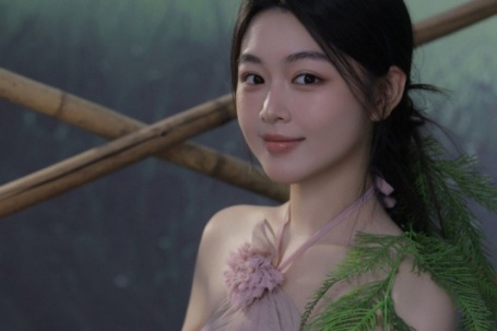 Con gái MC Quyền Linh lại 'gây thương nhớ' với áo yếm cách điệu