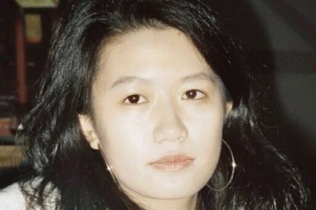 Nữ đạo diễn 23 tuổi ngã lầu tử vong