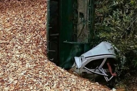 Khoảnh khắc xe đầu kéo đè bẹp ôtô trên quốc lộ