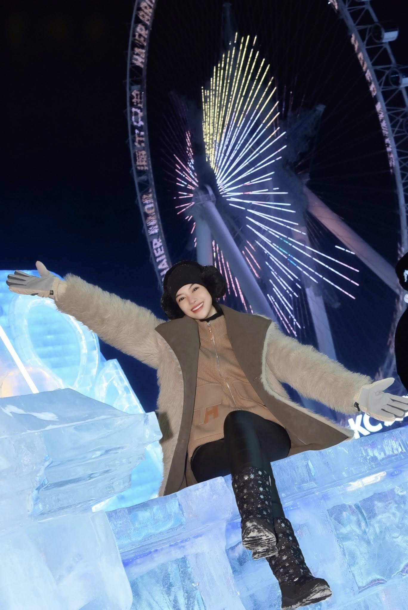 Á hậu Kiều Loan chọn Cáp Nhĩ Tân - một địa điểm băng tuyết cực kỳ lạnh của Trung Quốc. Người đẹp diện set đồ lông tông màu trầm ấm áp.