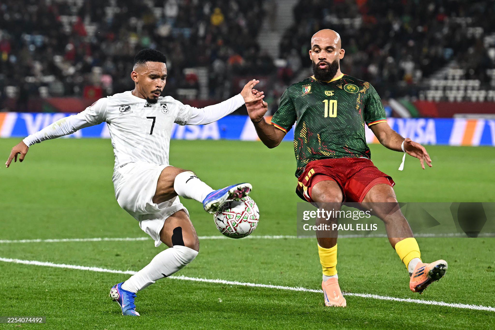 Mbeumo (áo xanh) giành vé đi tiếp