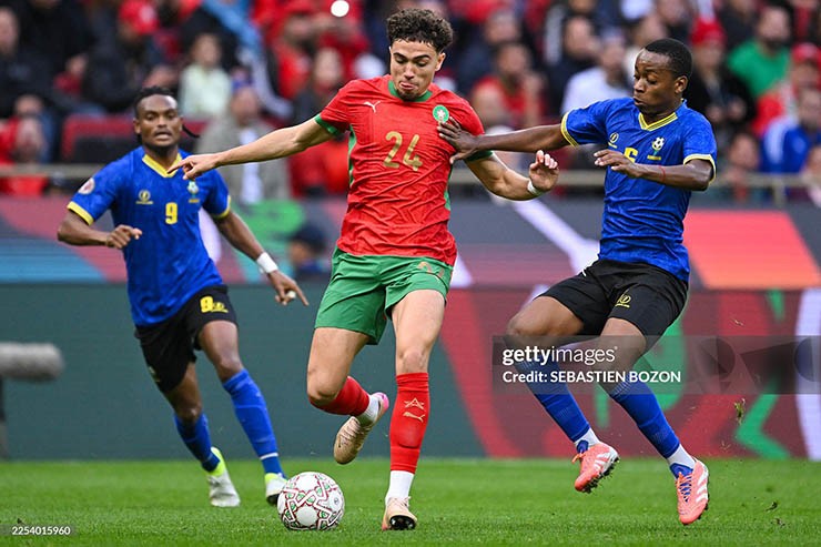 Morocco (áo đỏ) vượt qua Tanzania