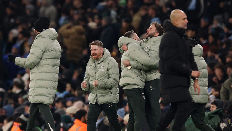 HLV McFarlane gây ấn tượng trong màn đấu trí với HLV Pep Guardiola