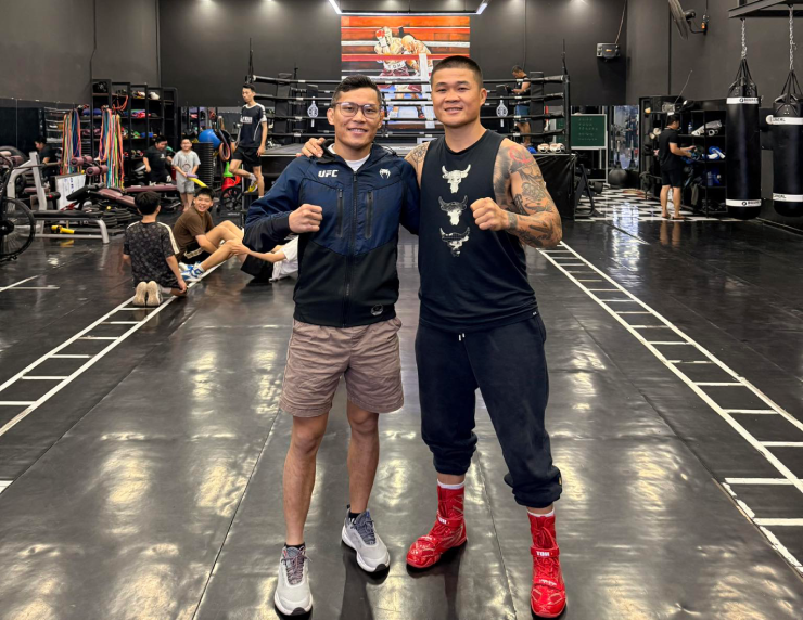 Đình Hoàng (bên phải) mới đây tiếp đón võ sĩ người Mỹ gốc Việt Quang Lê (bên trái) tại phòng tập