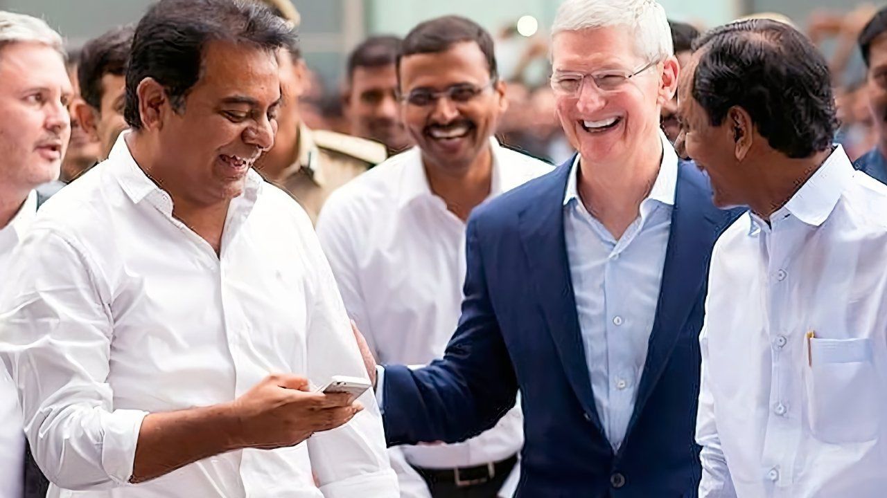 CEO Apple - Tim Cook trong một chuyến thăm Ấn Độ trước đó.