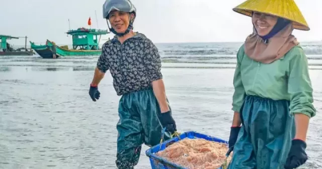 Ngư dân Thanh Hóa vươn khơi thu "lộc biển" ngày...