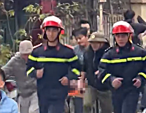 Lực lượng chức năng cùng người dân đưa các nạn nhân trong vụ nổ nghi do pháo tại Phúc Thọ, Hà Nội đi cấp cứu (hình ảnh cắt từ clip).