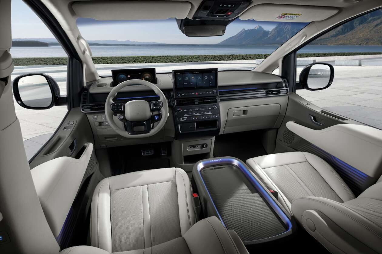 Hyundai Staria 2026 còn gây chú ý với khoang cabin hoàn toàn mới.