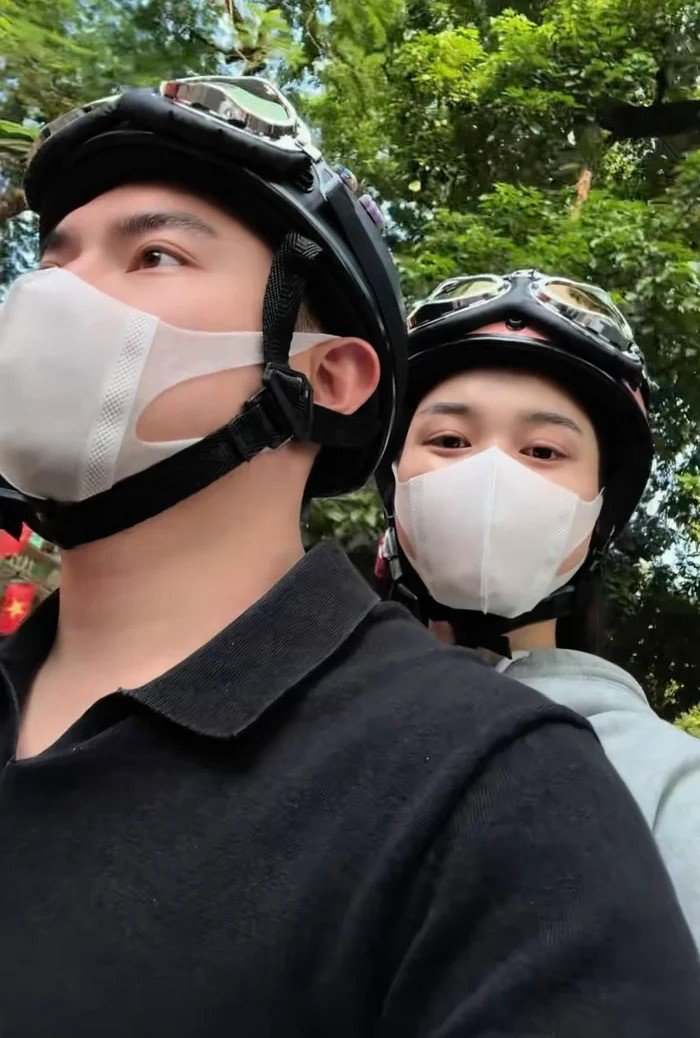 Nàng hậu cũng cho chồng xuất hiện nhiều hơn.