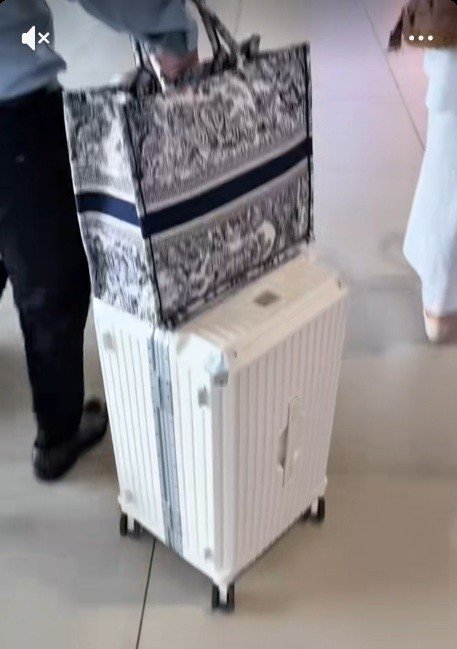 Doanh nhân Viết Vương chăm sóc nửa kia cực chu đáo.