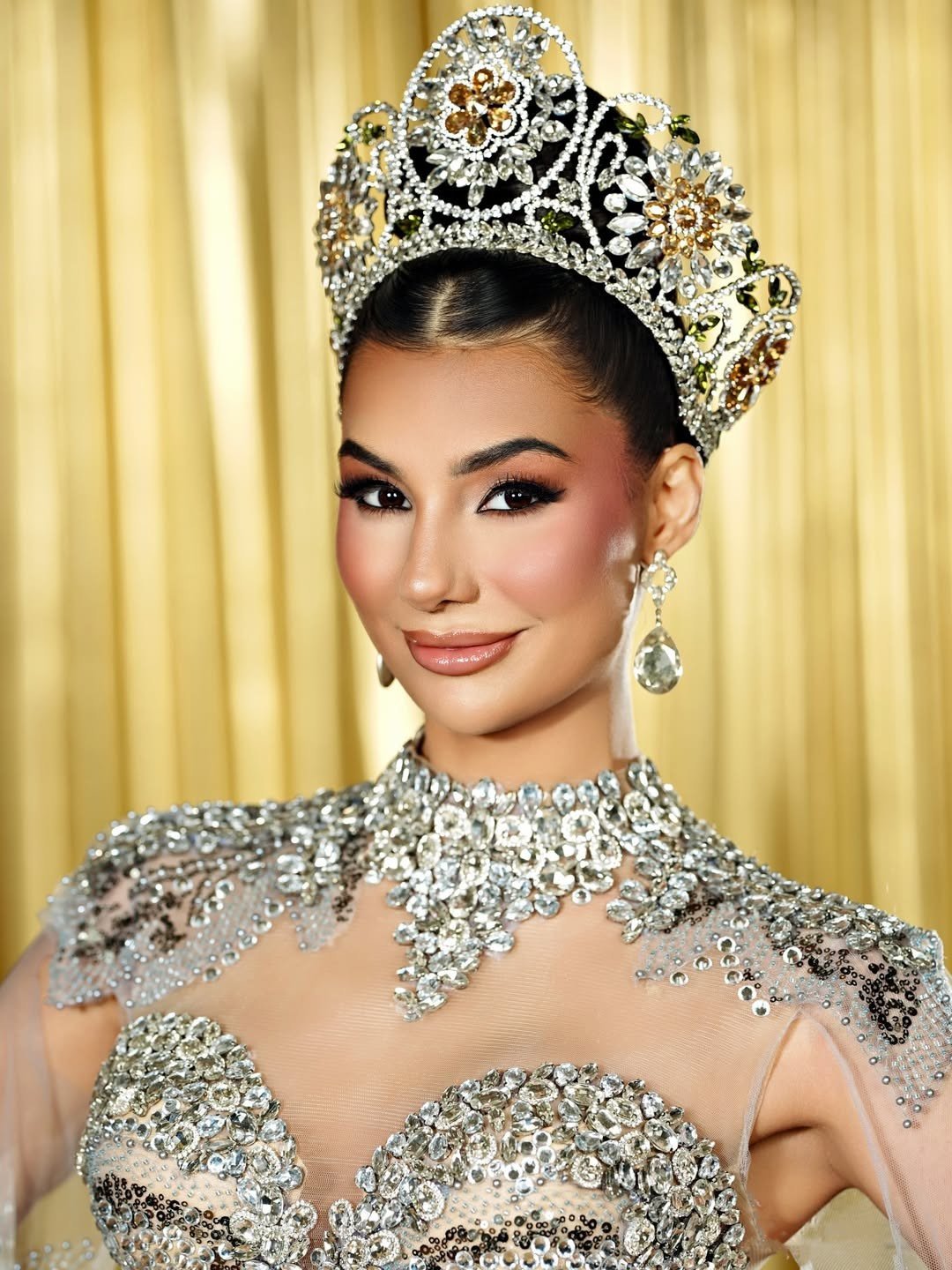 Tân Hoa hậu Trái Đất Mỹ năm nay 20 tuổi, là sinh viên chuyên ngành Tư pháp hình sự. Cô từng dự thi Miss Earth USA 2025 và dừng chân ở Top 12.