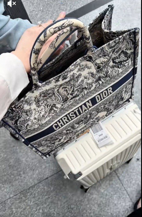 Doanh nhân Viết Vương chăm sóc nửa kia cực chu đáo.