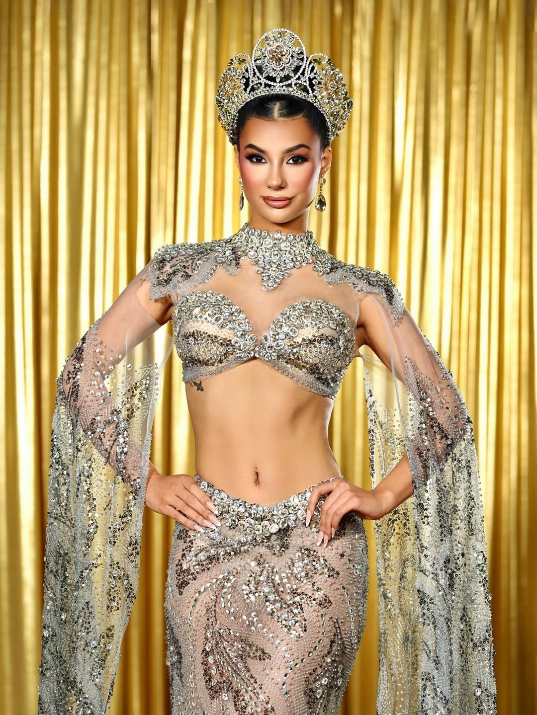 Người đẹp có sắc vóc thanh mảnh, quyến rũ với vòng eo con kiến. Trong đêm chung kết, Gia Soleil Espinoza mặc bộ váy dạ hội lấy cảm hứng từ nội y với phần cut-out khoe vòng hai táo bạo. Thiết kế được đính kết tỉ mỉ trên nền vải xuyên thấu mang lại vẻ lộng lẫy, sang trọng.