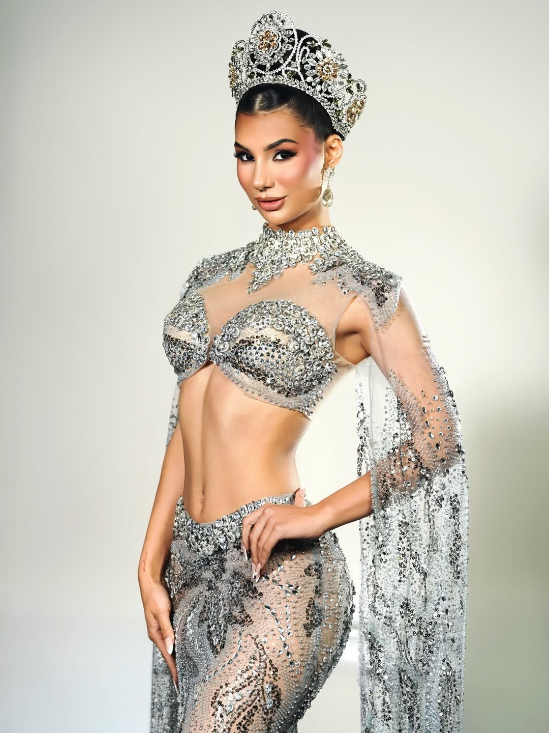 Người đẹp có sắc vóc thanh mảnh, quyến rũ với vòng eo con kiến. Trong đêm chung kết, Gia Soleil Espinoza mặc bộ váy dạ hội lấy cảm hứng từ nội y với phần cut-out khoe vòng hai táo bạo. Thiết kế được đính kết tỉ mỉ trên nền vải xuyên thấu mang lại vẻ lộng lẫy, sang trọng.