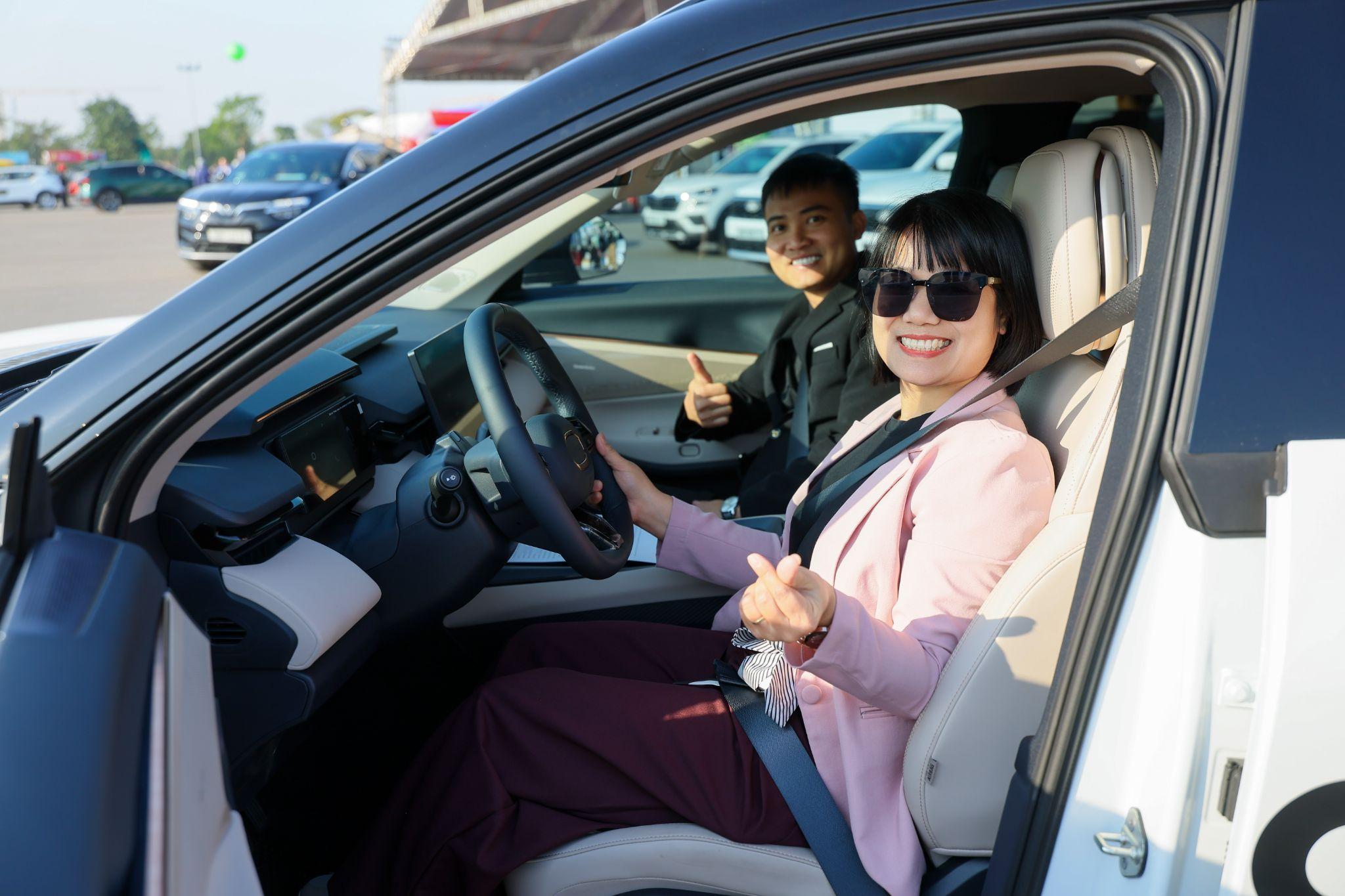 Khách hàng thử lái các dòng xe của Lynk &amp; Co tại sự kiện Car Awards 2025