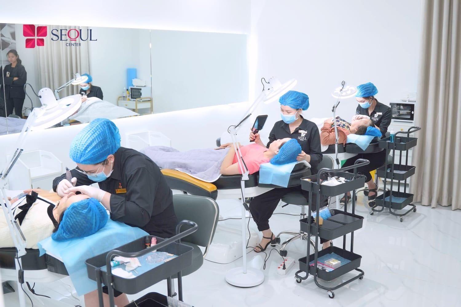 Quy tụ đội ngũ kỹ thuật viên được đào tạo bài bản, giàu kinh nghiệm đảm bảo mang lại dáng môi đẹp cho khách hàng