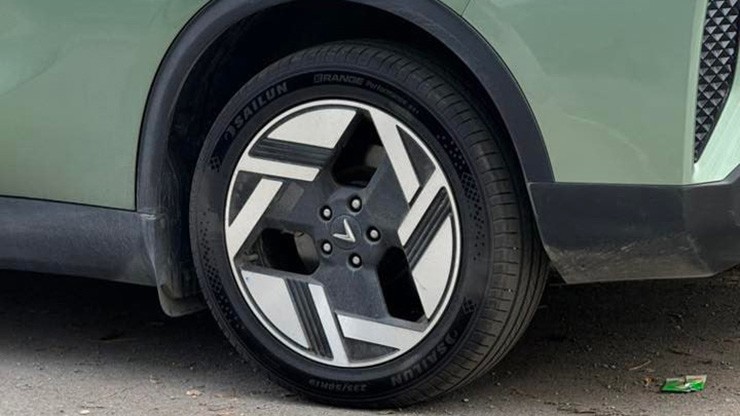 Mâm mới 19 inch được thiết kế ấn tượng.