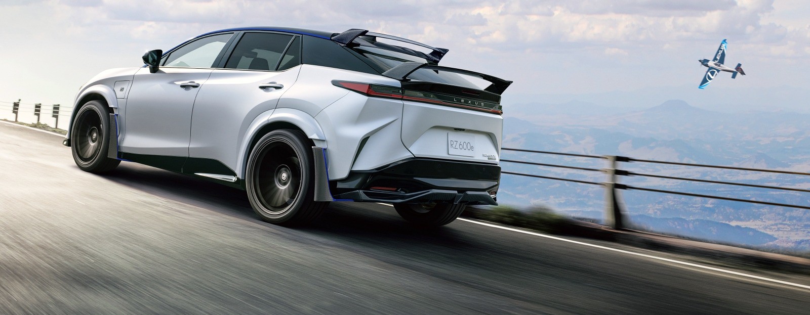 RZ600e F Sport Performance được hạ thấp 20mm để tăng tính ổn định khi chạy tốc độ cao.