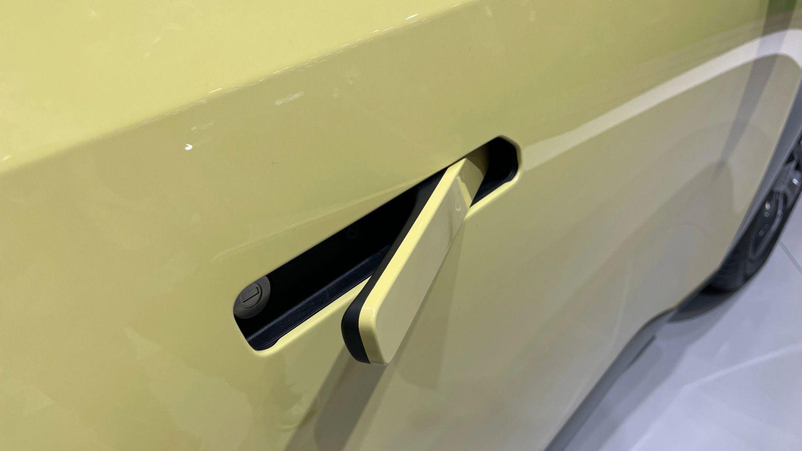 Tay nắm cửa ẩn thường được ca ngợi bởi tính thẩm mỹ hiện đại và khả năng cải thiện khí động học.