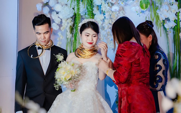 Cặp đôi nhận được gần 15 cây vàng trong đám cưới&nbsp;