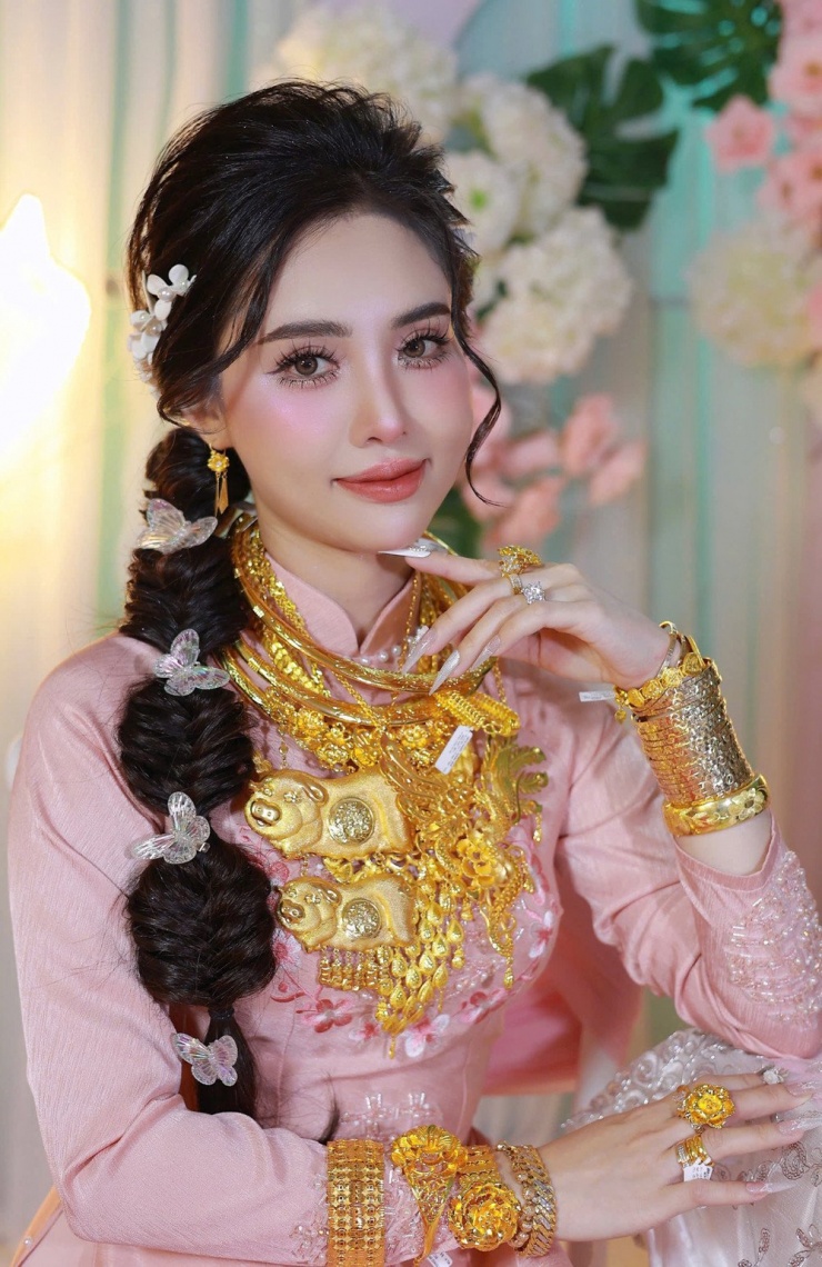 Hình ảnh cô dâu đeo vàng trĩu cổ thu hút sự quan tâm của cộng đồng mạng&nbsp;