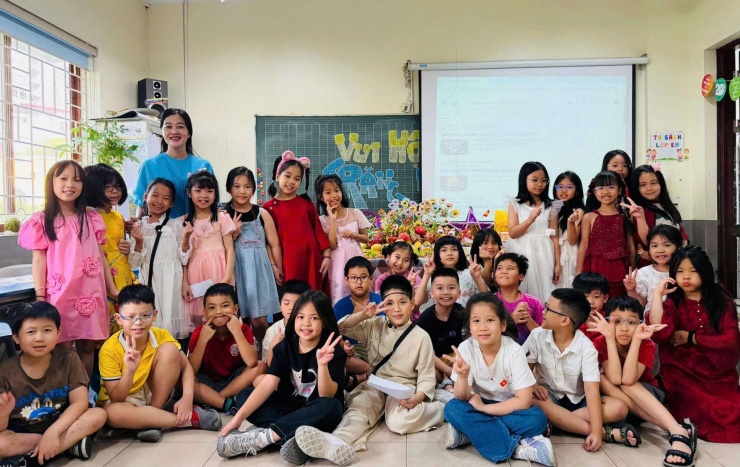 Cô Nguyễn Thị Lê Nga và học sinh. Ảnh: NVCC