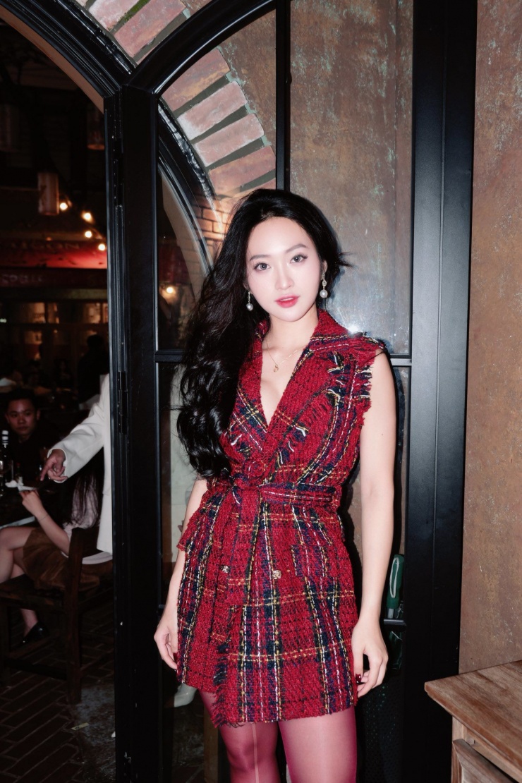 Cô nhấn mạnh: "Tôi mong trở thành hình ảnh của người phụ nữ Việt Nam hiện đại: tự tin, trí tuệ và giàu tình yêu dành cho văn hóa dân tộc. Cuộc thi là bước đi đầu tiên để tôi kể câu chuyện về một Việt Nam rực rỡ, giàu truyền thống và sẵn sàng hội nhập bằng chính năng lực và trái tim của mình".