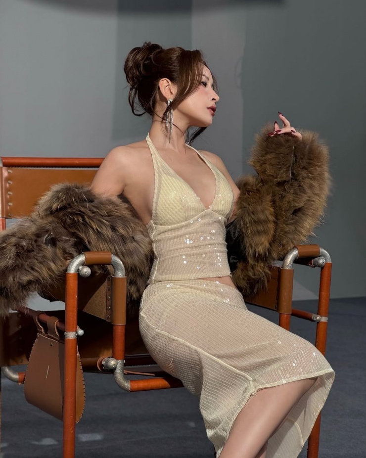 Chi Pu có bộ sưu tập áo lông phong phú. Cô cho biết thích chất liệu này vì chạm vào thấy êm ái, khi mặc trông sành điệu và nổi bật. Ngoài ra, áo lông còn giữ ấm tốt nên cô thường mang theo chúng mỗi khi đi du lịch ở những vùng lạnh.