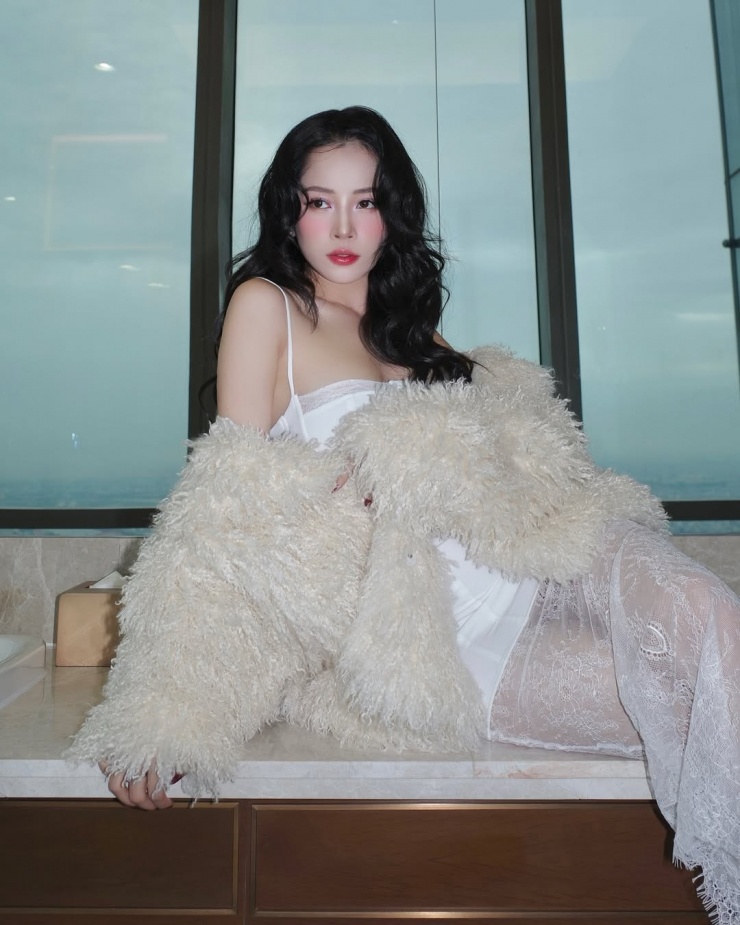 Người đẹp còn sử dụng chúng ở nhiều sự kiện hoặc buổi chụp hình, giúp tạo vẻ sang trọng.