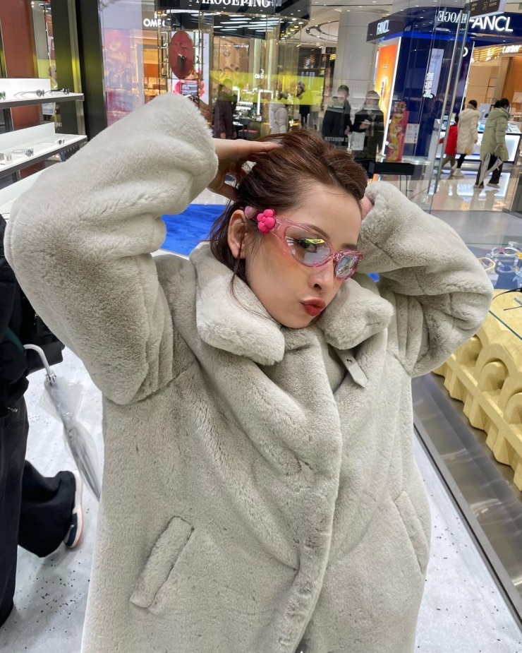 Trong tủ đồ của cô, nhiều thiết kế được làm bằng lông thú giả, giá vài triệu đến hàng chục triệu đồng tùy thương hiệu.