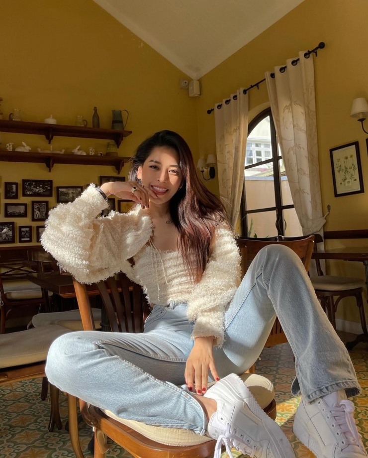 Cô sắm nhiều bộ dáng này với các màu kem, xanh, thường mặc cùng quần jeans và sneakers.