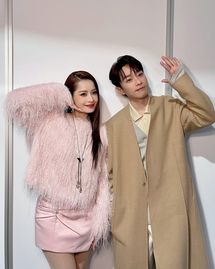 Tại một sự kiện, cô diện áo lông chui cổ màu hồng đồng điệu chân váy satin dáng mini.