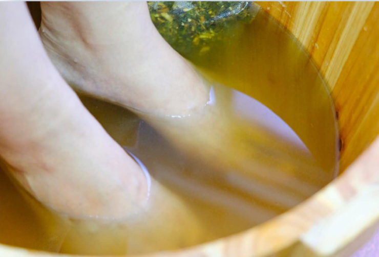 Ngâm chân có nhiều tác dụng cho sức khỏe. Ảnh: Vũ Nhung.