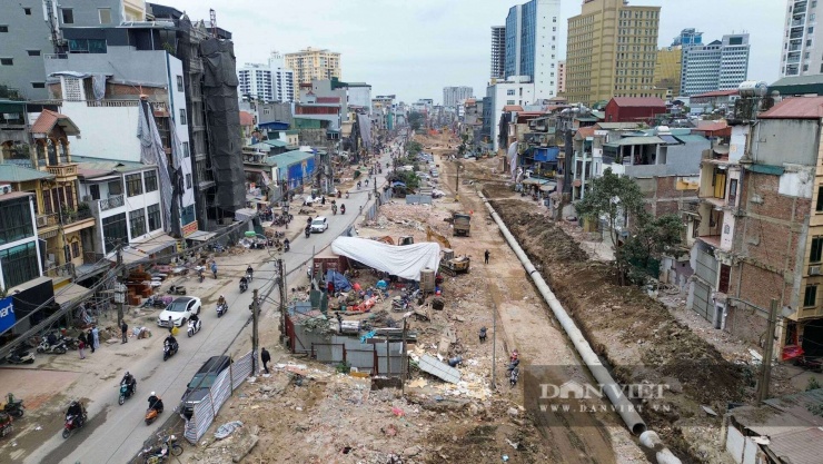 Dự án đường Vành đai 1 (đoạn Hoàng Cầu - Voi Phục) từ lâu đã nổi tiếng với biệt danh "con đường đắt nhất hành tinh" bởi chi phí đầu tư khổng lồ hơn 7.200 tỷ đồng, chủ yếu dành cho công tác giải phóng mặt bằng. Khi những dãy nhà mặt tiền cũ bị phá dỡ để nhường chỗ cho lòng đường rộng 50m, lớp nhà thứ hai, thứ ba phía trong bỗng nhiên được "đổi đời".