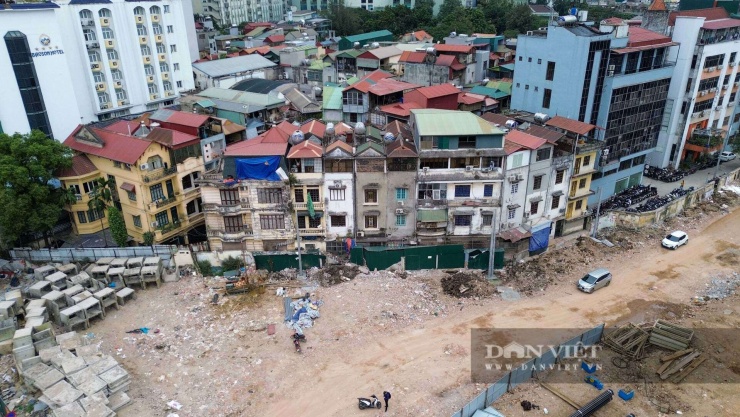 Ghi nhận thực tế tại khu vực phường Láng, Ô Chợ Dừa và Giảng Võ... những ngôi nhà vốn dĩ nằm trong ngõ nhỏ, xe máy tránh nhau còn khó, nay bỗng chốc trở thành nhà mặt phố thênh thang.